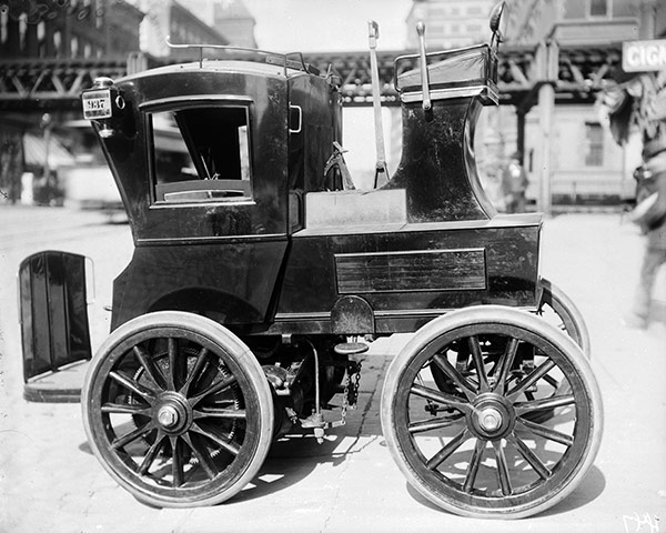 Yellow taxicabs: 1900s: An early electric hansom taxicab in New York