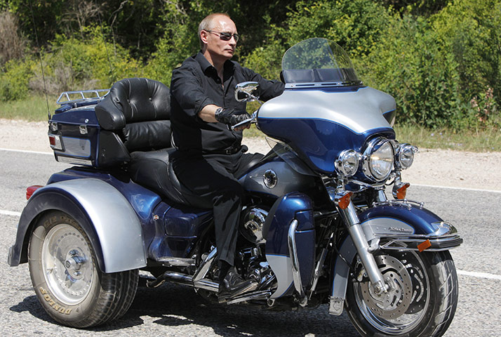 Vladimir-Putin-macho-pose-002.jpg