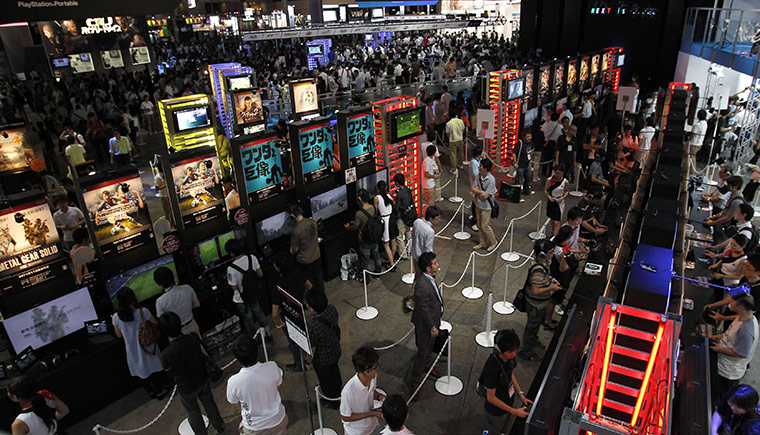 Tokyo Game Show: Visitors try out new games