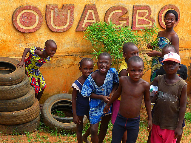 Benin : Benin - a mother and kids on the trackside at Ouagbo Station.