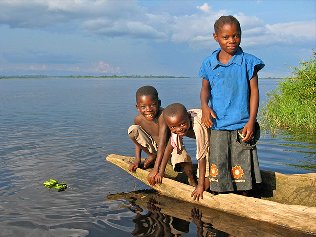 congo: Kids playing by riverside