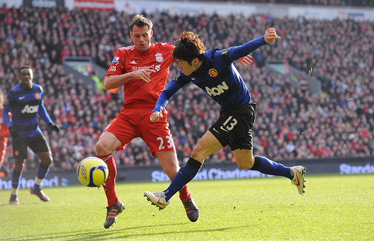 Liverpool v Man Utd: Ji-Sung Park shoots past Carragher