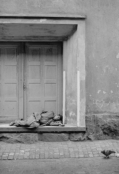 http://static.guim.co.uk/sys-images/Guardian/Pix/pictures/2012/10/25/1351163378423/Man-sleeping-in-doorway-b-001.jpg