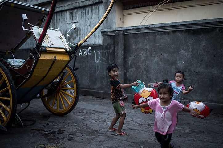Vanishing Dokar, Bali: Children play in front of a Dokar