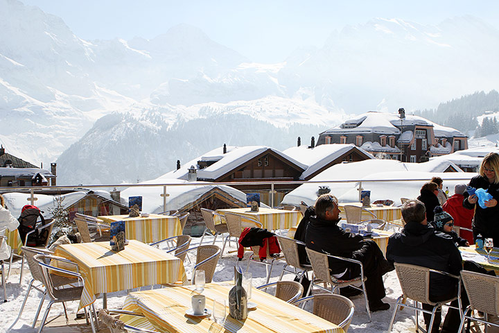 Mürren skiing: Apres-ski at a restaurant 