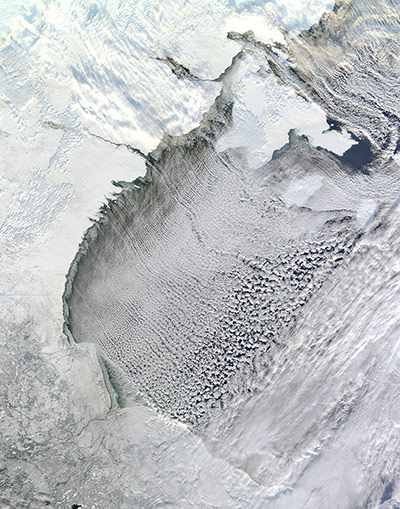 11月13日對哈得孫灣(hudson bay)的西北風中的雲街道.