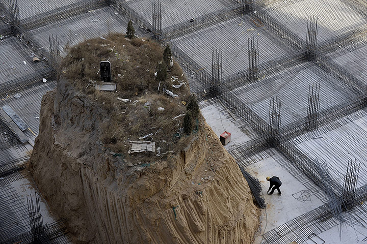  Monte de Sepultura Em meio a actividade de construção em China