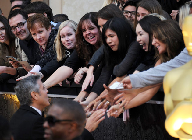 Oscars: misc: George Clooney shakes hands with fans