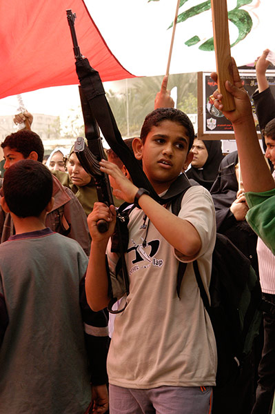 Tom Hurndall : Boy at an anti-war protest, Rafah