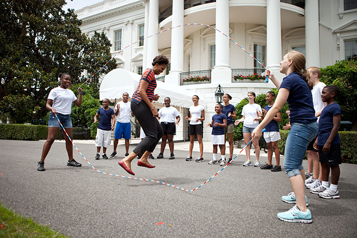 Michelle Obama fitness: First Lady Michelle Obama and children double-dutch jump rope