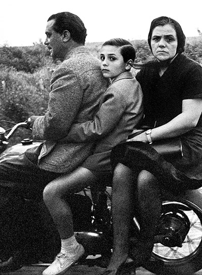 William Klein: The Holy family on bike, Roma, 1956