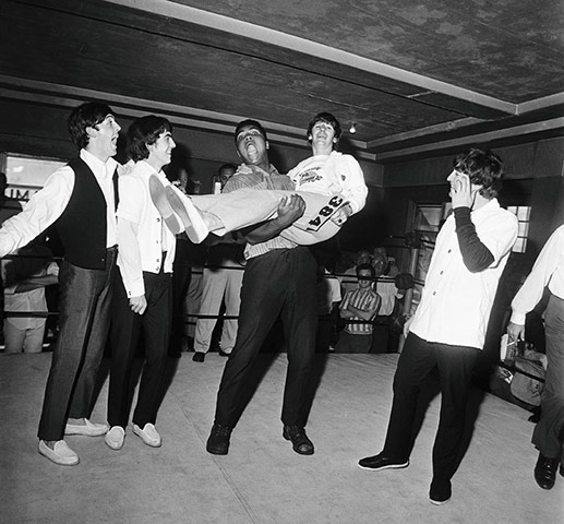 Harry Benson: Cassius Clay holding Ringo, Miami (1964)