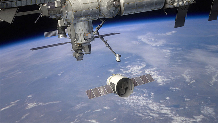 SpaceX Falcon 9: Dragon Approaching Space Station