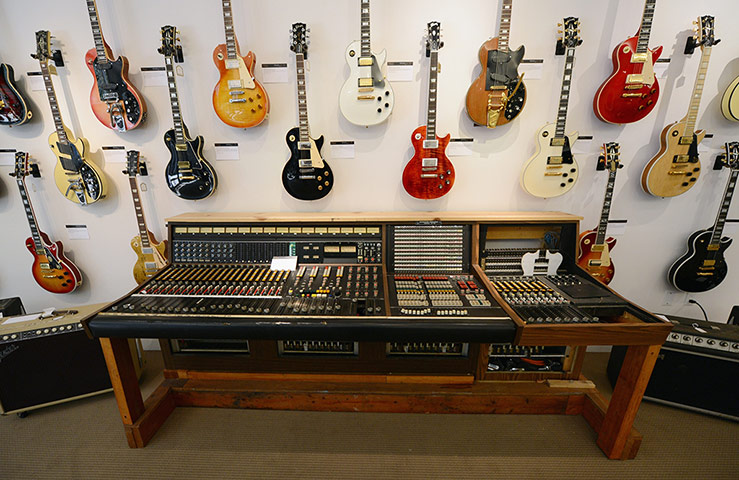 Week in music: A Les Paul recording mixing console