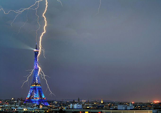 Eiffel tower lightning strike