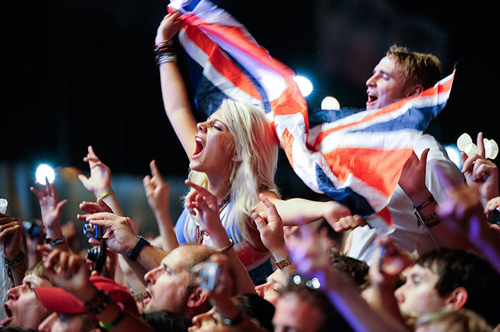 Blur in Hyde Park: Fans cheer and sing along to Blur