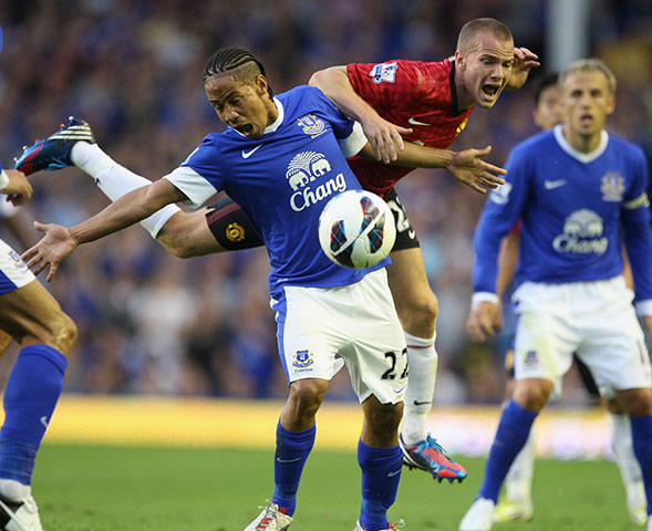 Man Utd gallery: Tom Cleverley gets in a tangle with Everton's Steven Pienaar