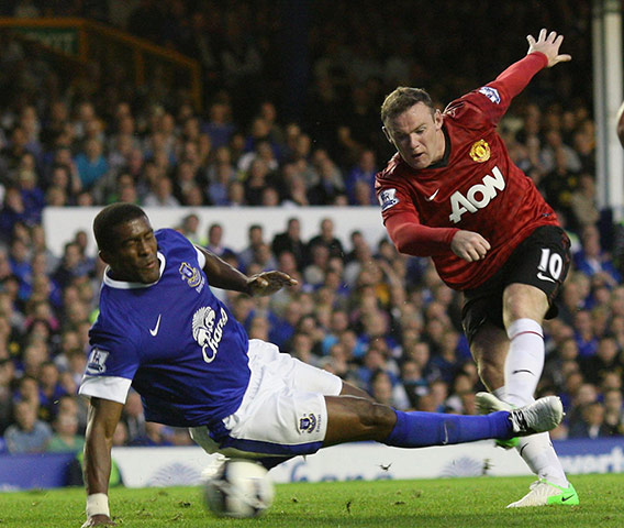 Man Utd gallery: Wayne Rooney goes for goal under pressure from Sylvain Distin 