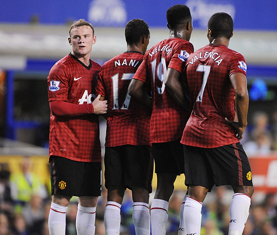 Man Utd gallery: Wayne Rooney arranges the wall