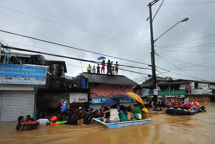 Floods in Manila: Rescuers use rubber boats to evacuate re