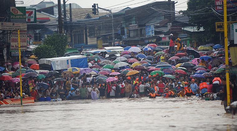 Floods in Manila: Residents wait for their family members