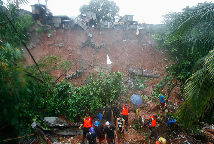 Floods in Manila: Rescuers search for victims buried by a landslide 