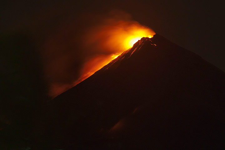 Volcan del Fuego: The view from the town of Palin as Lava flows