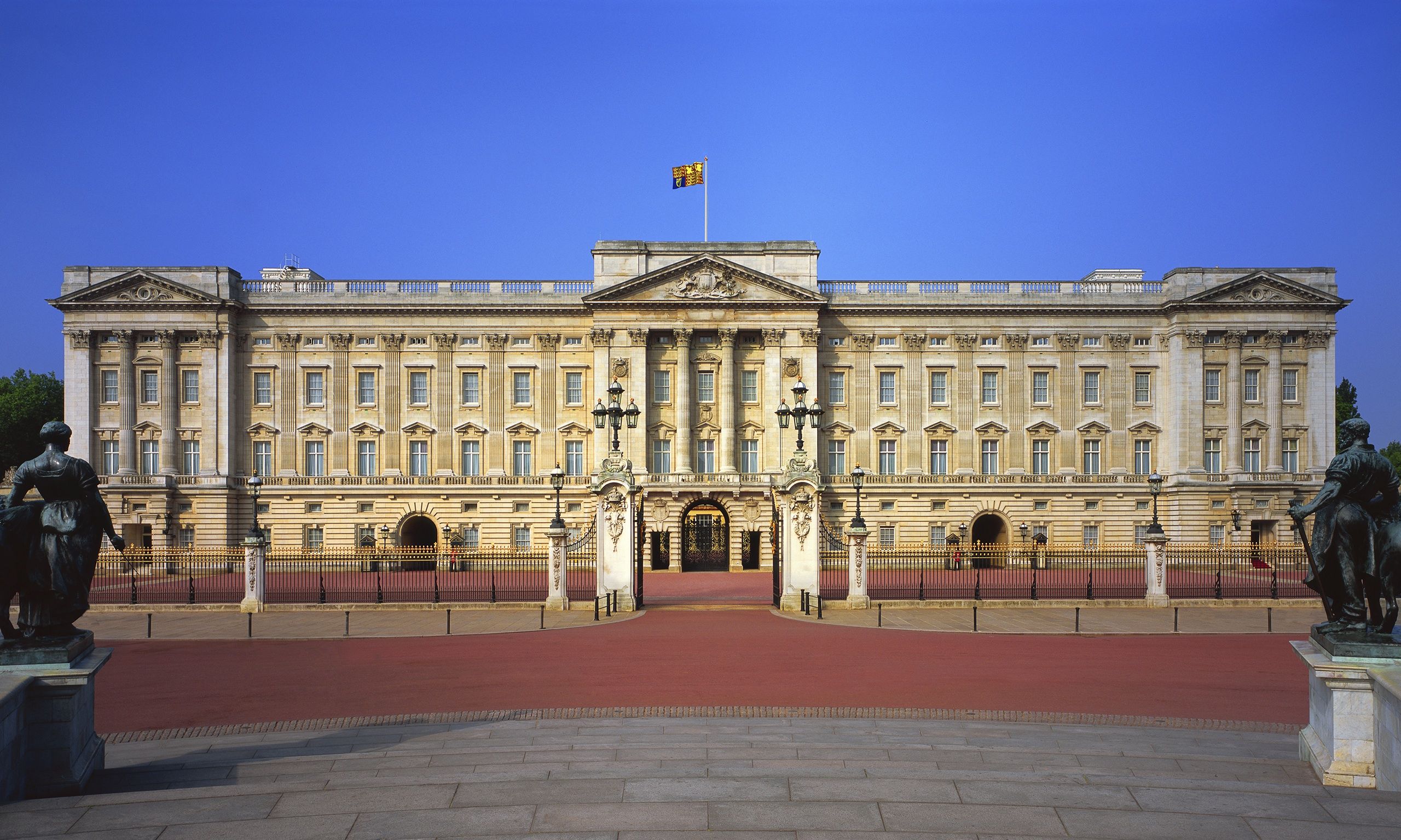 man-arrested-trying-to-enter-buckingham-palace-with-knife-uk-news