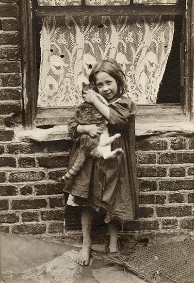 Spitalfields nippers: Girl holding cat