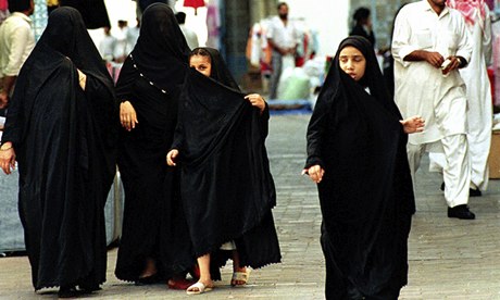 Saudi-women-and-girls-wal-009.jpg