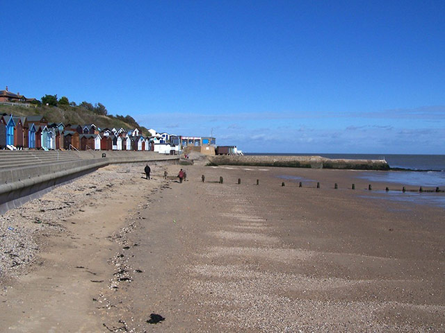 Cool Cottages: Essex: Willowbeach Caravan and Beach Hut