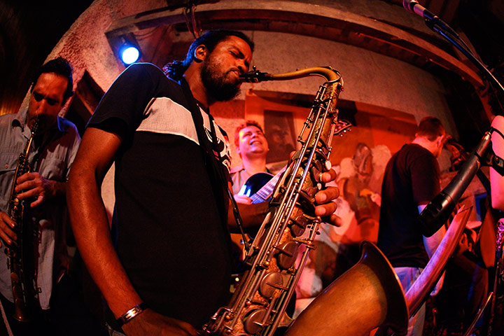 Rio favelas: The Maze pousada's monthly jazz night