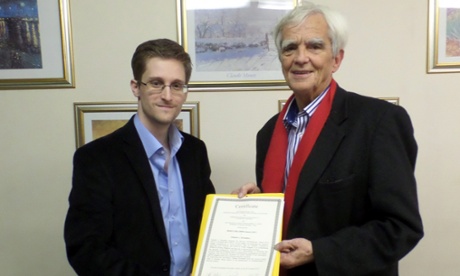Hans-Christian Stroebele presents Edward Snowden with an award