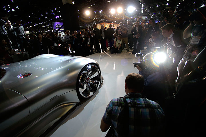 L.A. and Tokyo Motor Show: A crowd around the Mercedes-Benz AMG Vision Gran Turismo
