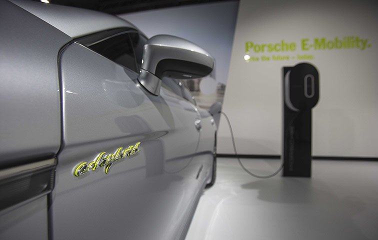 L.A. and Tokyo Motor Show: A Porche Panamera S E-Hybrid in LA