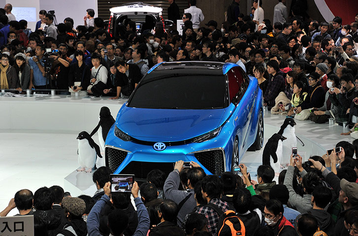L.A. and Tokyo Motor Show: Japanese auto giant Toyota Motor's fuel cell concept vehicle 