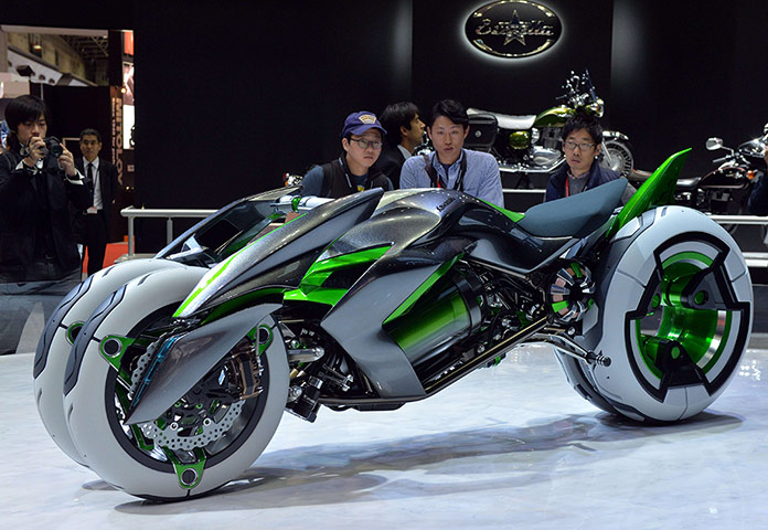 L.A. and Tokyo Motor Show: Kawasaki concept model of a stylish electric trike 