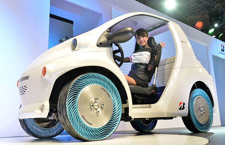 L.A. and Tokyo Motor Show: Bridgestone displays an electric commuter with airless tires, with plastic 