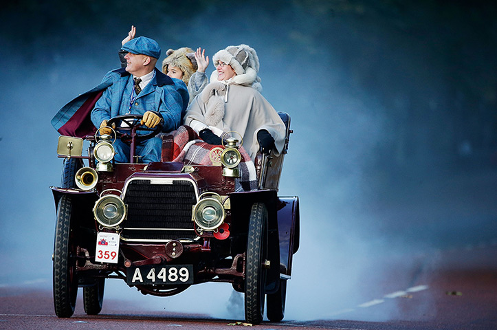 London-Brighton car rally: A Darracq passes Buckingham Palace