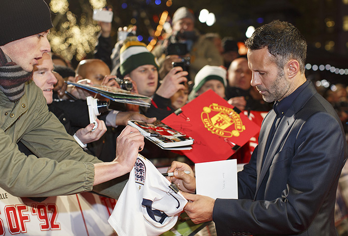 Class of '92: Ryan Giggs signs autographs