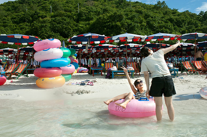 Chinese tourists: Another photo opportunity at Tawaen Beach