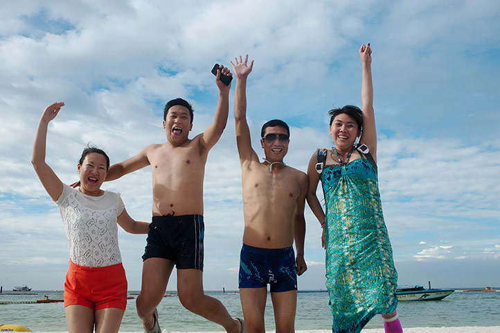 Chinese on tour: Two sets of newlyweds