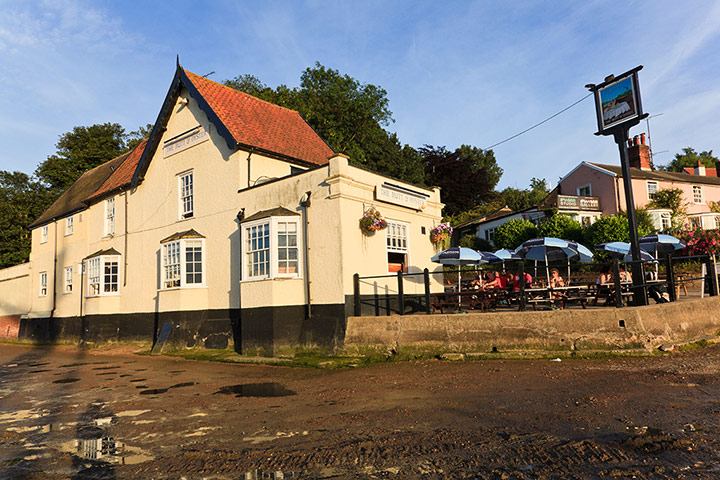 Pubs: The Butt and Oyster pub Pin Mill 