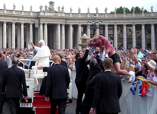 pope benedict resigns: 2007 attack on the pope in Saint Peter's Square