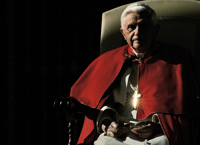 pope benedict resigns: The cross of Pope Benedict XVI 