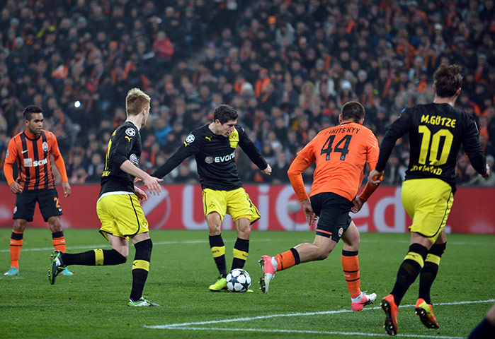 shakhtar: Robert Lewandowski of Borussia Dortmund scores