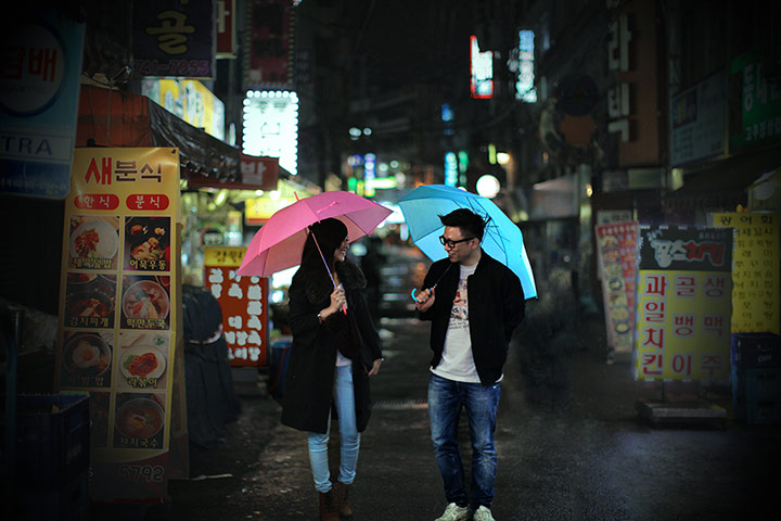 Seoul gallery: couple in rain 