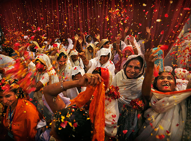 齐齐唱:印度传统新年的侯丽节周(图)
