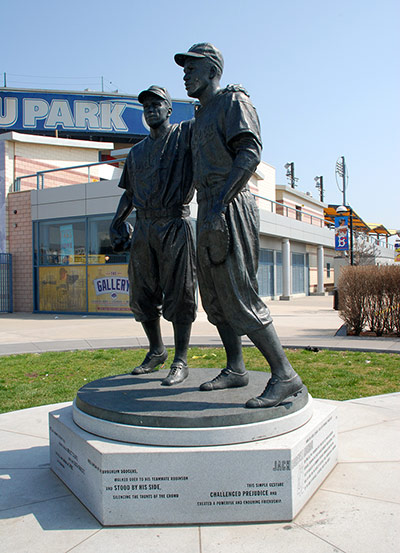 Jackie Robinson: Pee Wee Reese, statue