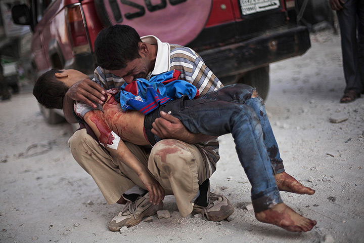 Pulitzer prize: A Syrian man cries while holding the body of his son